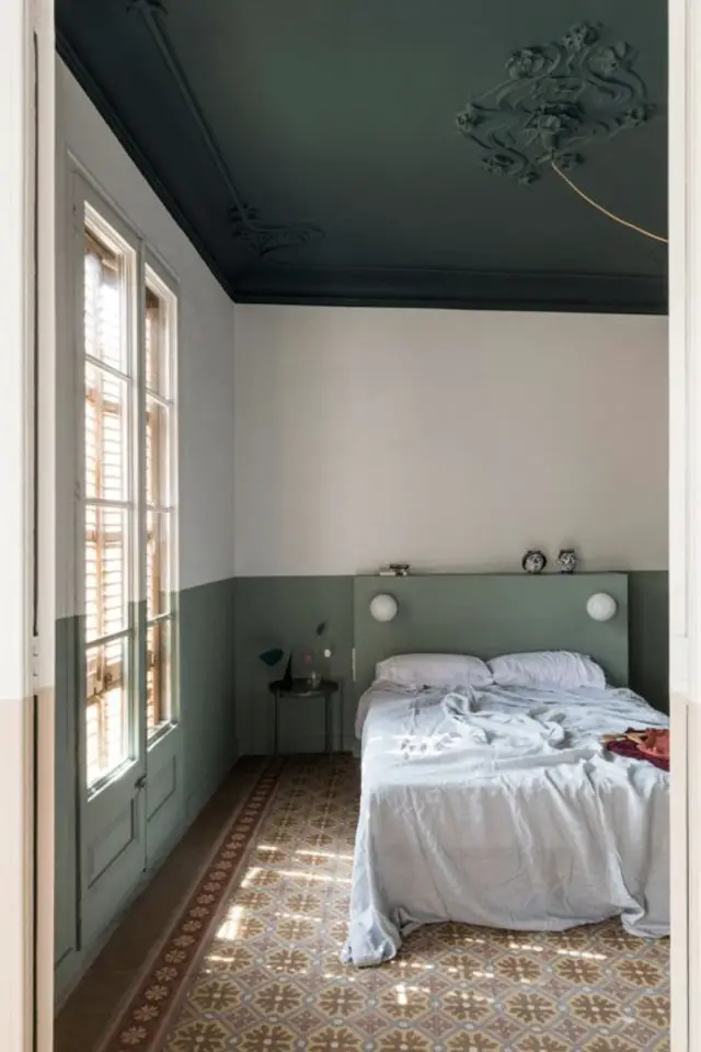 oser couleur peinture plafond chambre à coucher blanc soubassement vert