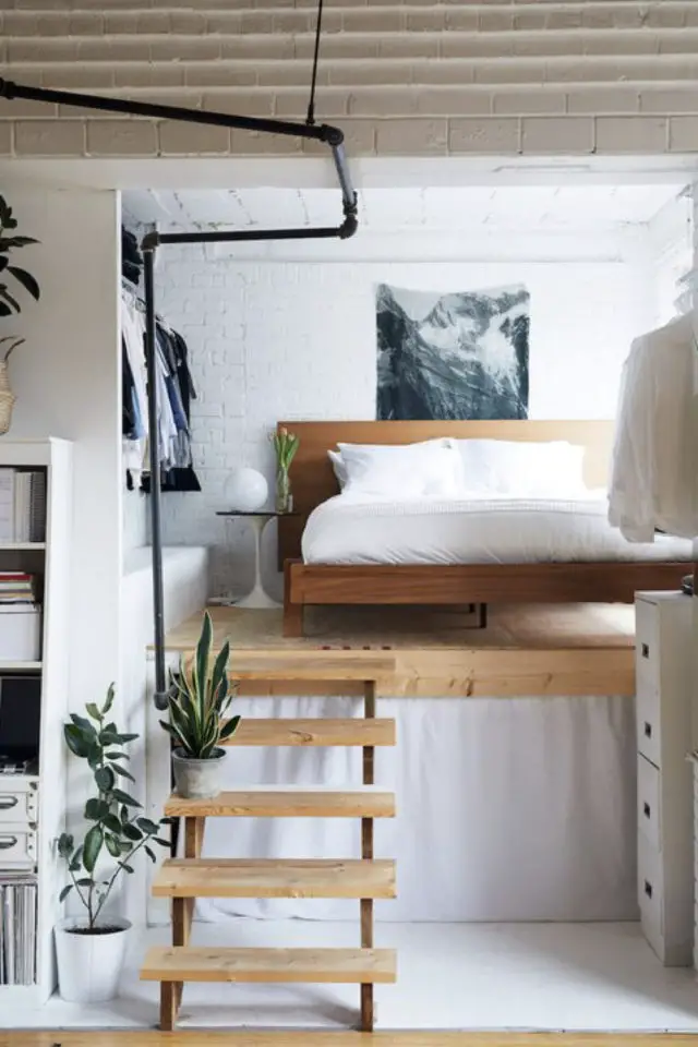 petit logement minimalisme exemple mezzanine rangement caché sous lit bois moderne