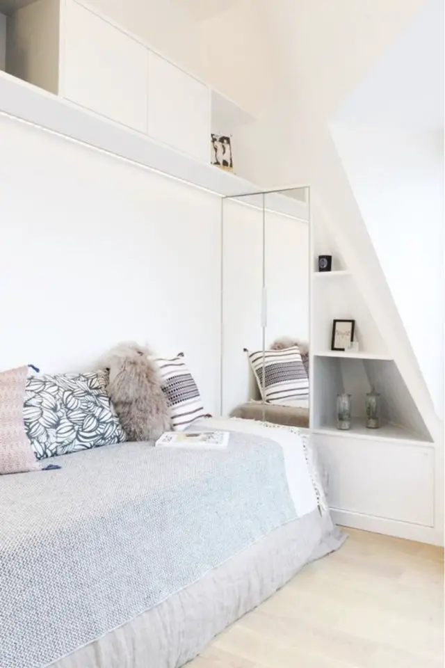 petit logement minimalisme exemple lit une personne transformation canapé salon séjour
