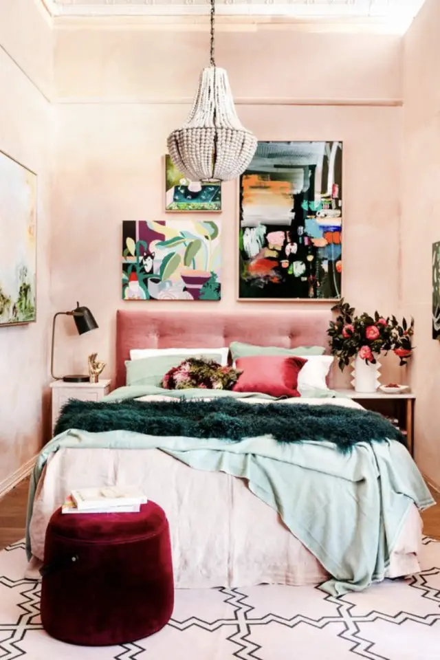 petite chambre coloree rose tête de lit capitonnée pouf en velours bordeaux tableaux au dessus du lit