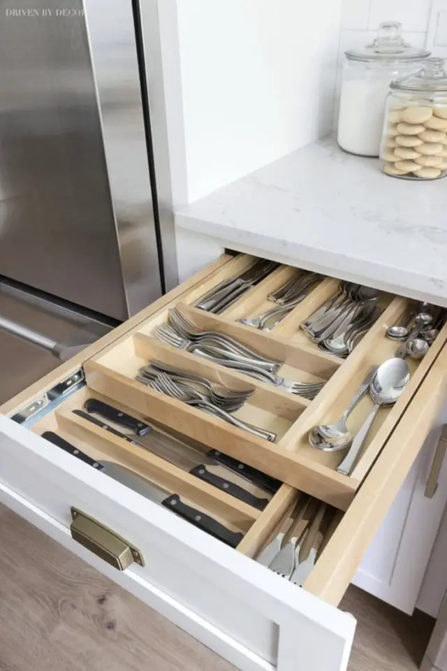 placards de cuisine organise exemple aménagement tiroir rangement couverts