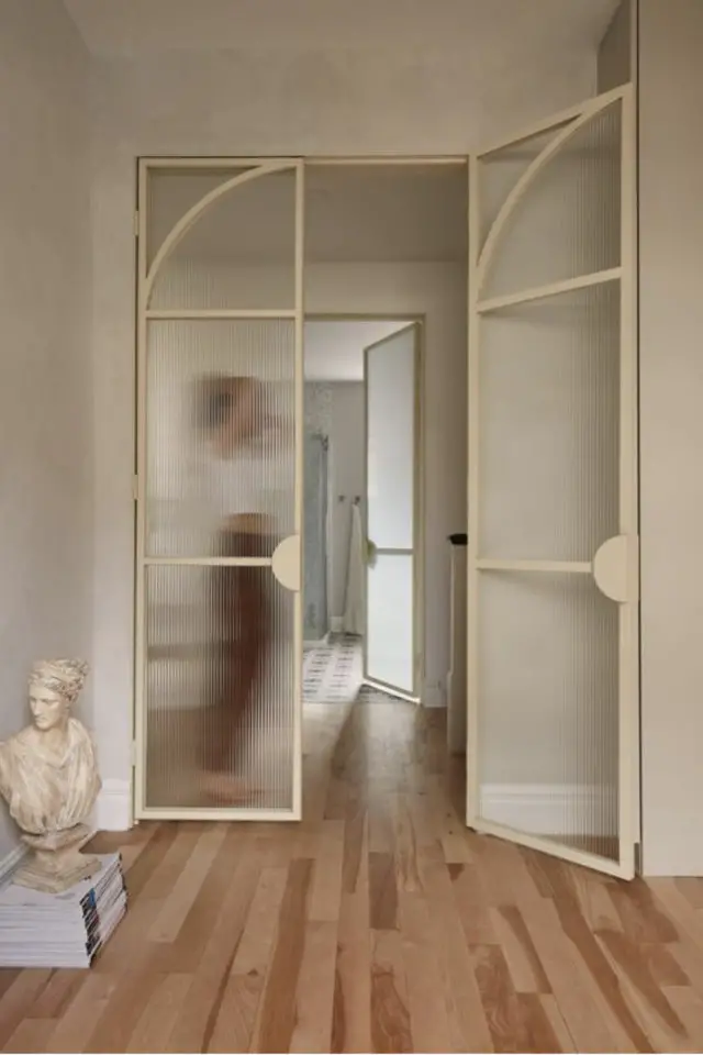 porte vitree interieure moderne exemple montant blanc écru vitre floutée élégance