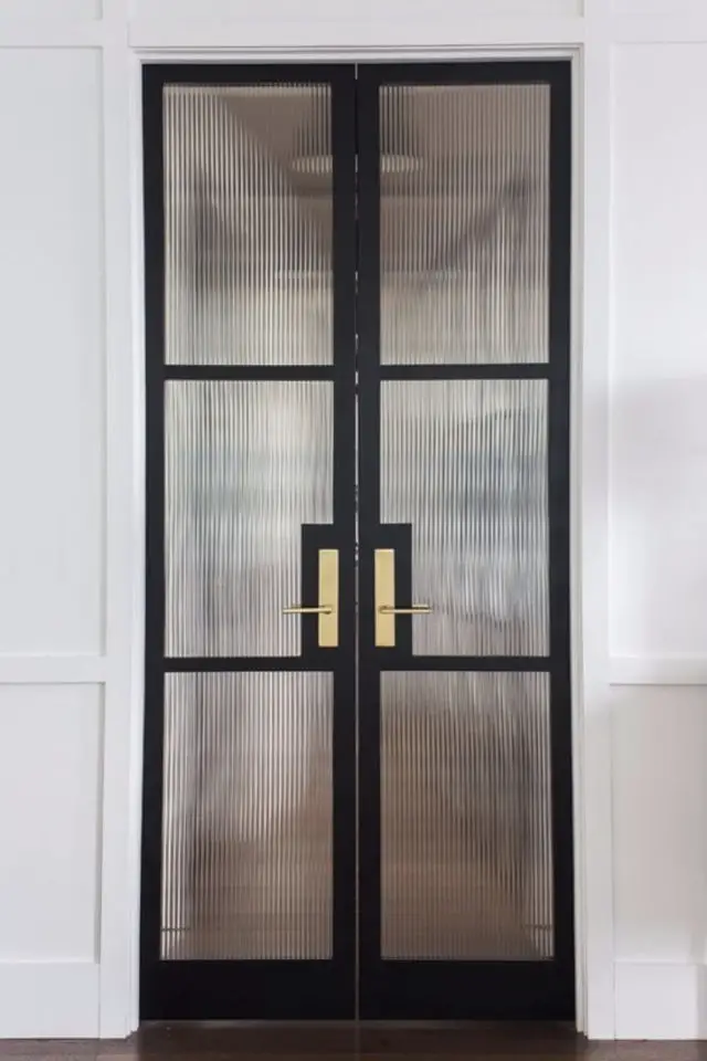 porte vitree interieure moderne exemple vitre opaque floue montant et bati noir et poignée de porte laiton porte double