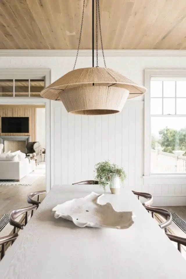 salle a manger style beach house exemples grande table blanche luminaire suspension moderne tendance