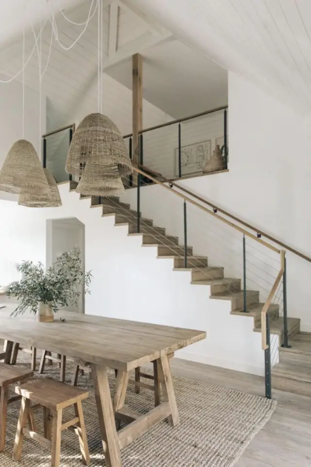 salle a manger style beach house exemples escaliers ouverts bois blanc simplicité