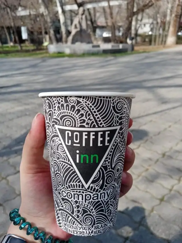 slow lifestyle voyage armenie café à emporter à boire dans un parc