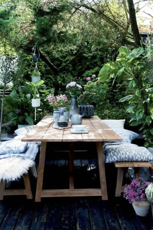 tendance amenagement jardin exemple repas extérieur grande table en bois