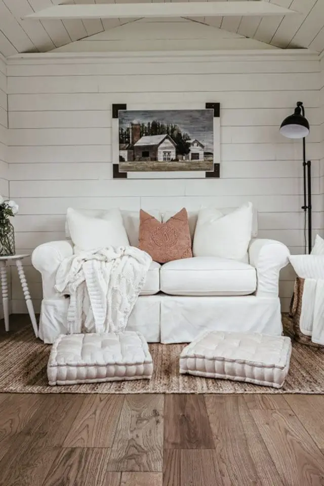 amenagement confortable chalet jardin peint en blanc canapé salon appoint