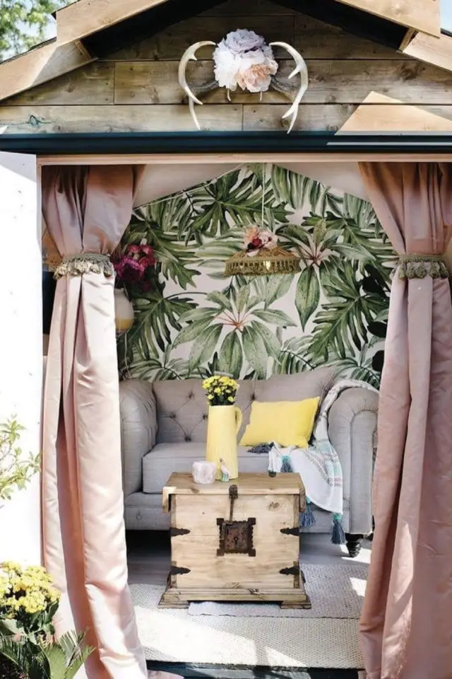 amenagement confortable chalet jardin rideau papier peint petit canapé fauteuil XXL gris