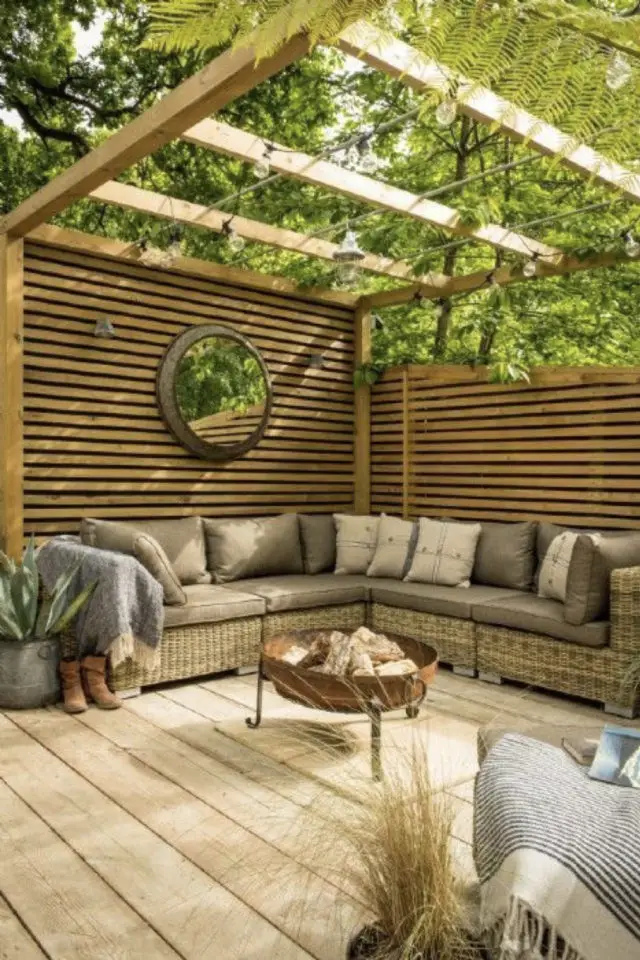brasero exemple amenagement jardin terrasse bois foyer extérieur couleur rouille brise-vue canapé angle