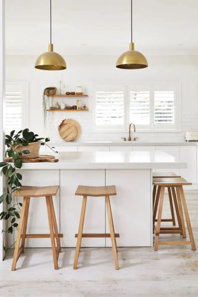 cuisine minimaliste moderne exemple petit ilot central blanc luminaire doré