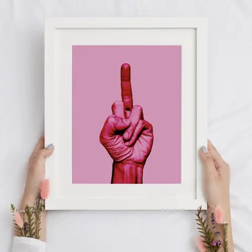 deco rock doigt dhonner middle finger photo doigt d'honneur sur fond rose