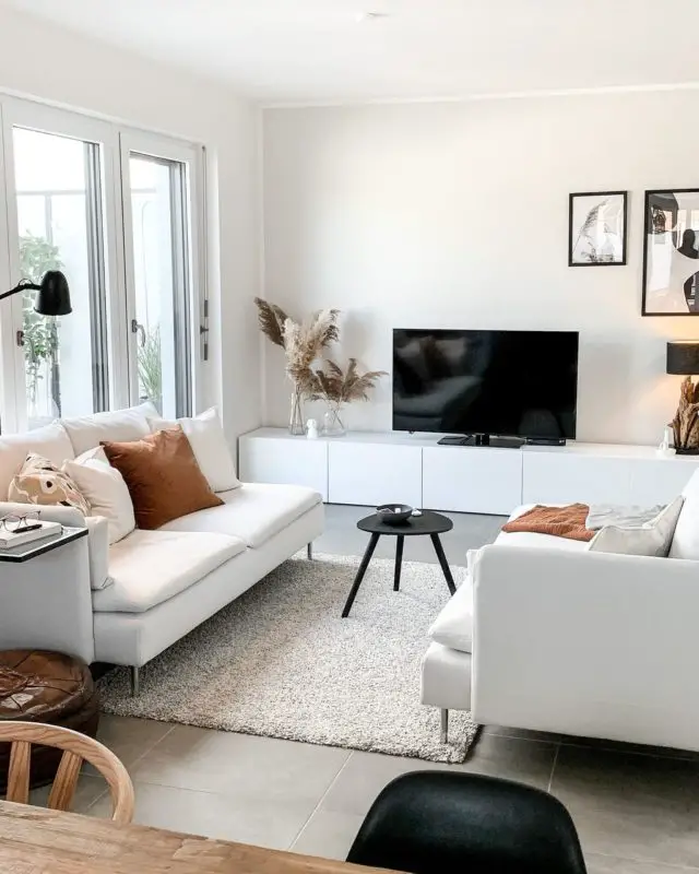 decoration minimaliste salon indispensables meuble télé blanc canapé blanc en face à face