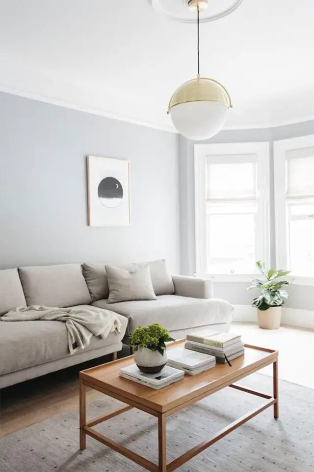decoration minimaliste salon indispensables mur gris clair canapé table basse bois
