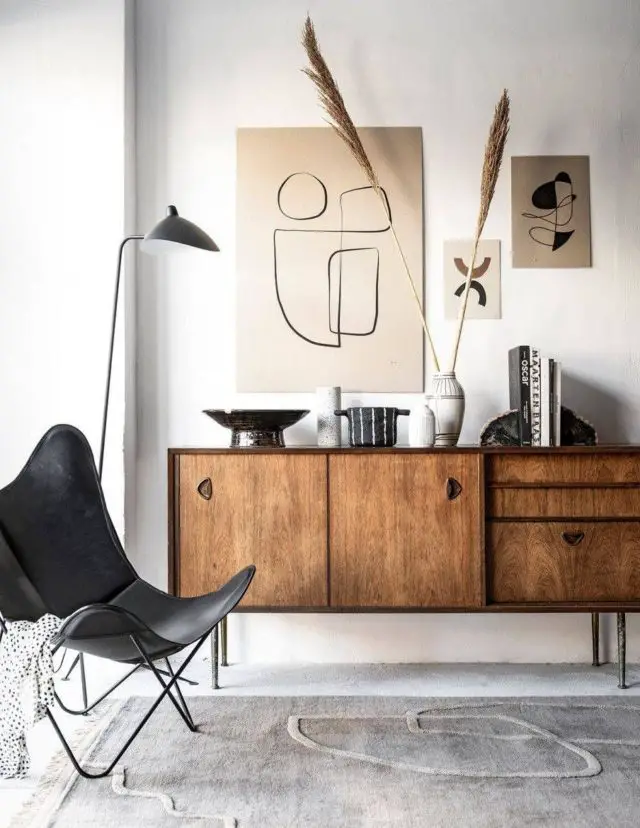 decoration minimaliste salon indispensables enfilade vintage mur blanc décor épuré