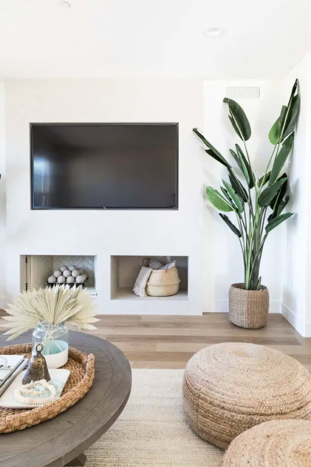 decoration minimaliste salon indispensables écran télévision mural mur blanc