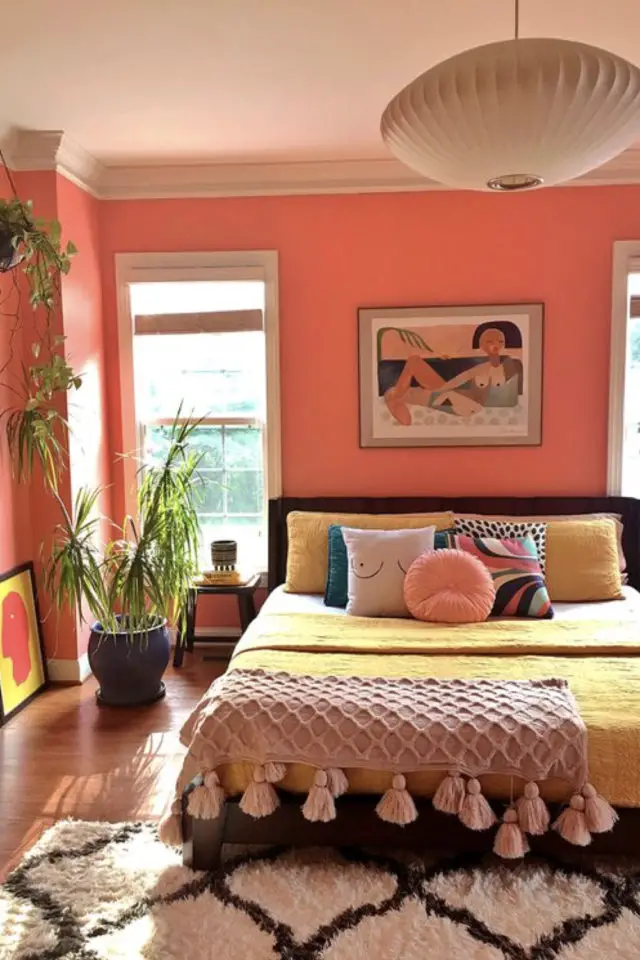 exemple chambre adulte plusieurs couleurs peinture mur orange ambiance bohème couvre lit pompon drap jaune