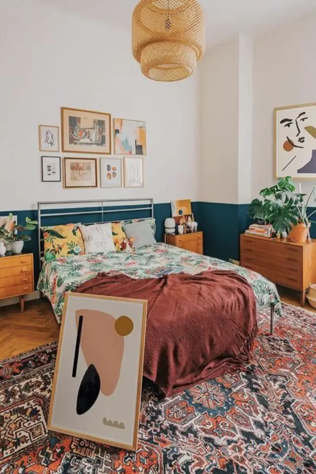 exemple chambre adulte plusieurs couleurs ambiance moderne soubassement vert tapis persan coloré parure de lit motif vert amande plaid terracorra mobilier mid century modern
