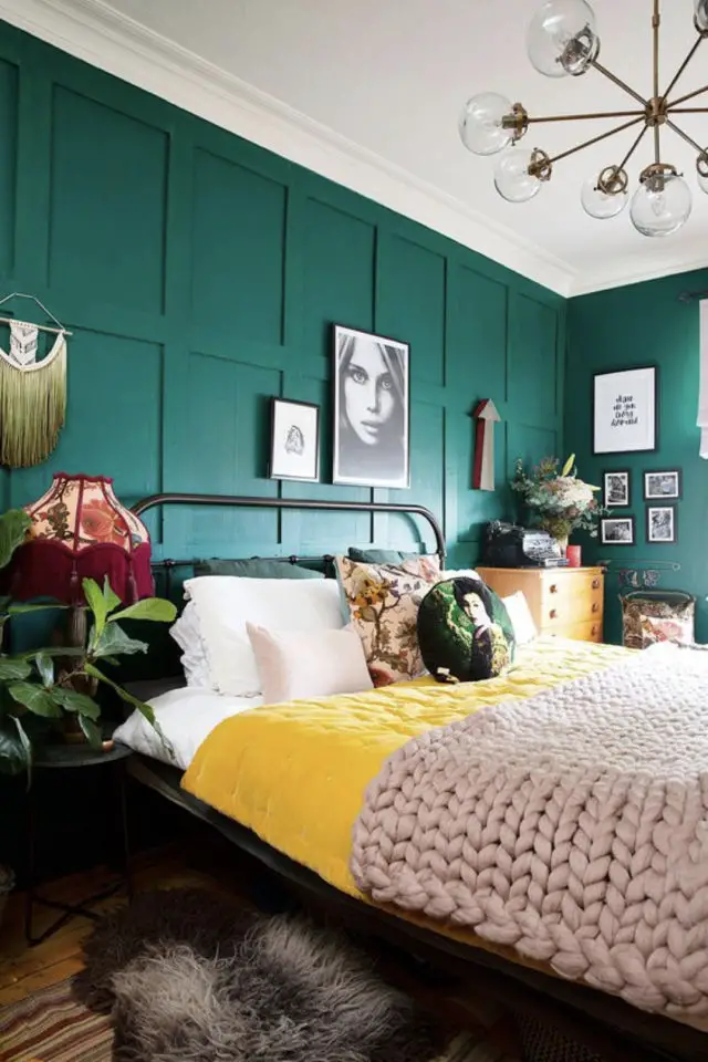exemple chambre adulte plusieurs couleurs moderne vert sapin parure de lit linge jaune plantes vertes