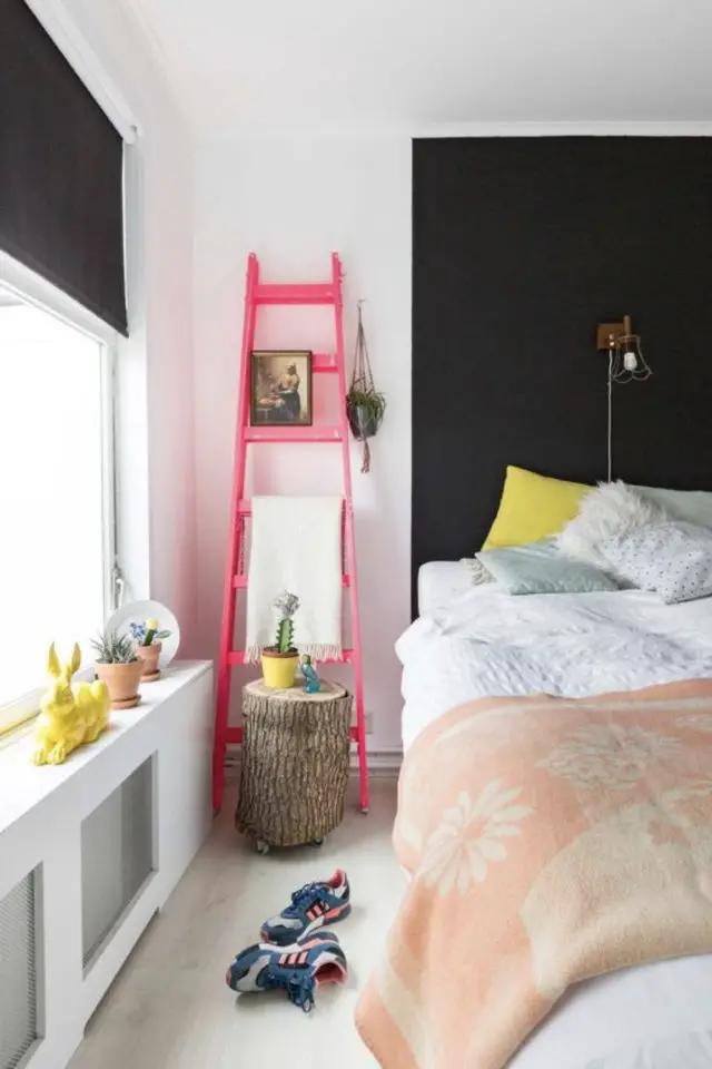 exemple chambre adulte plusieurs couleurs mur accent noir et blanc échelle détail rose fluo