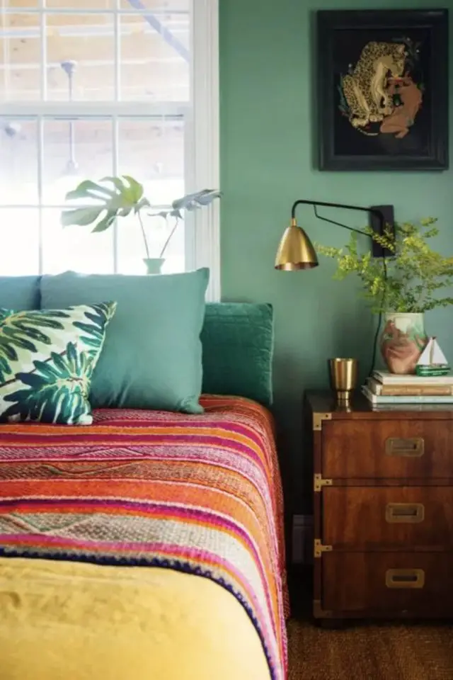 exemple chambre adulte plusieurs couleurs peinture accent vert moderne douceur parure de lit chaude rouge orange coussin