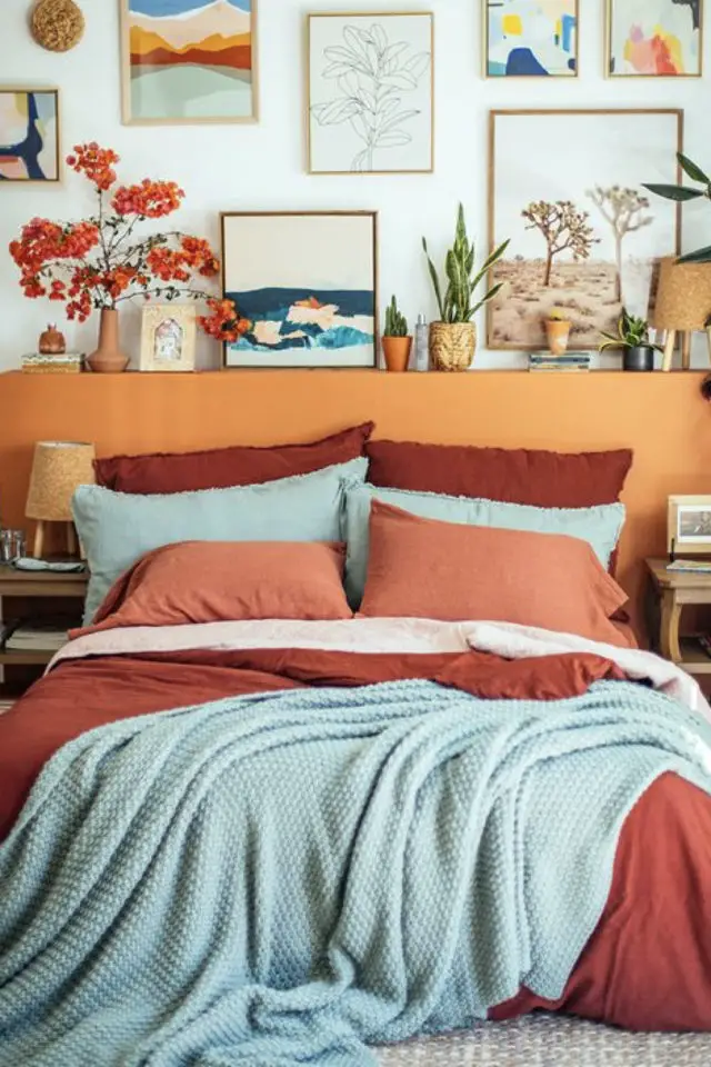 exemple chambre adulte plusieurs couleurs tête de lit orange linge drap bleu vert céladon coussin terracotta