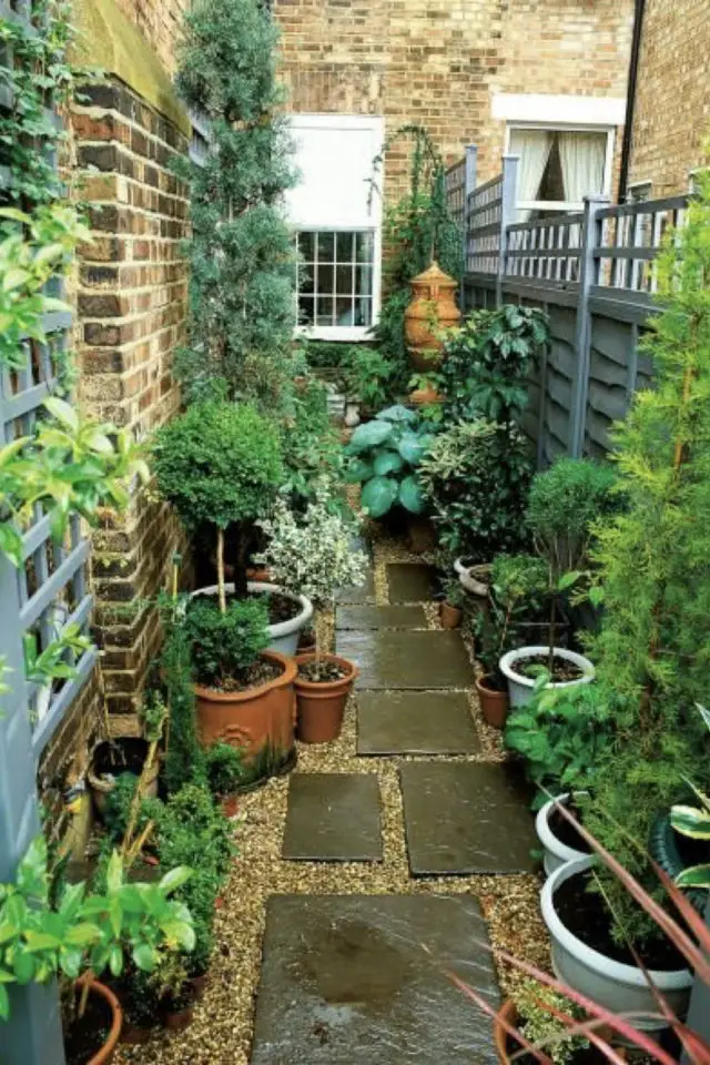 exemple exterieur en longueur jardin terrasse allée plantes vertes en pot
