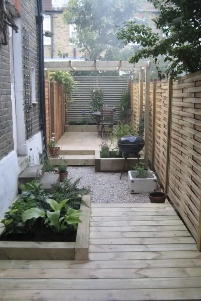exemple exterieur en longueur jardin terrasse moderne bois et gravier brise vues