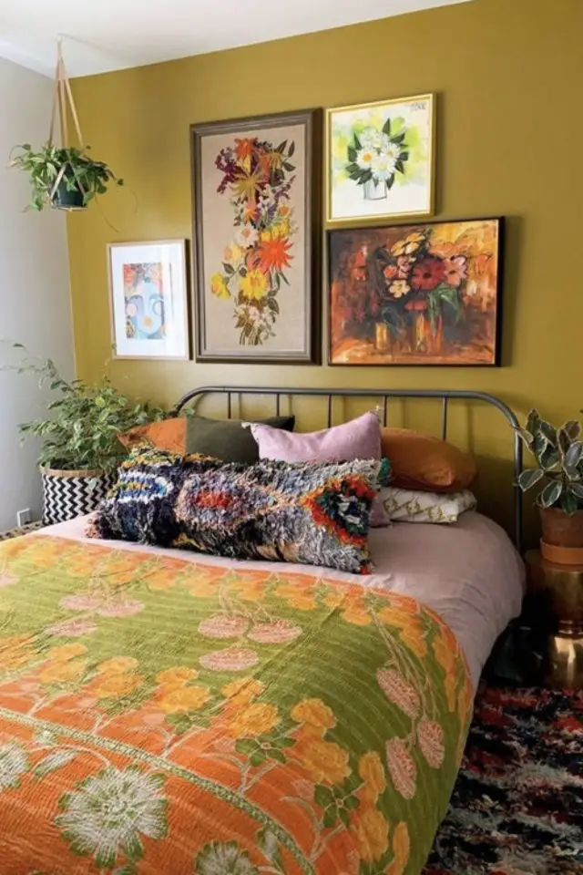 mix and match chambre a coucher couleur mur accent jaune moutarde linge de lit vintage années 70