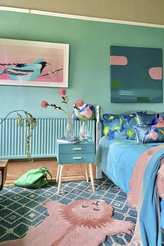 mix and match chambre a coucher couleur vert et bleu peinture radiateur linge de lit tableau touche de rose