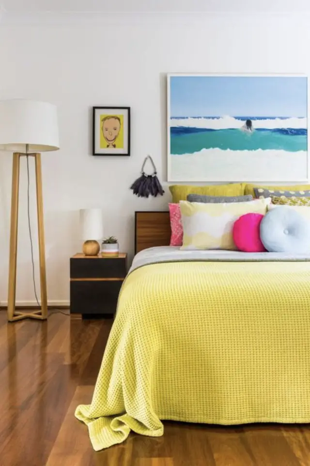 mix and match chambre a coucher couleur fond blanc linge de lit jaune rose bleu pastel tableau tête de lit bleu paysage mer