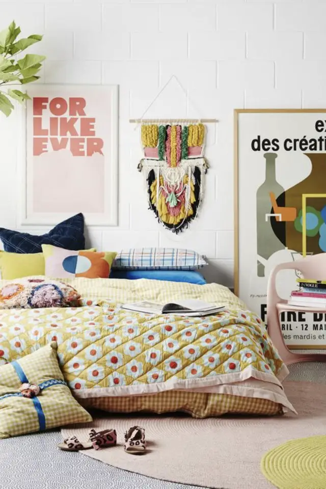 mix and match chambre a coucher couleur moderne affiche deco linge de lit motf fleur graphique jaune rose rouge