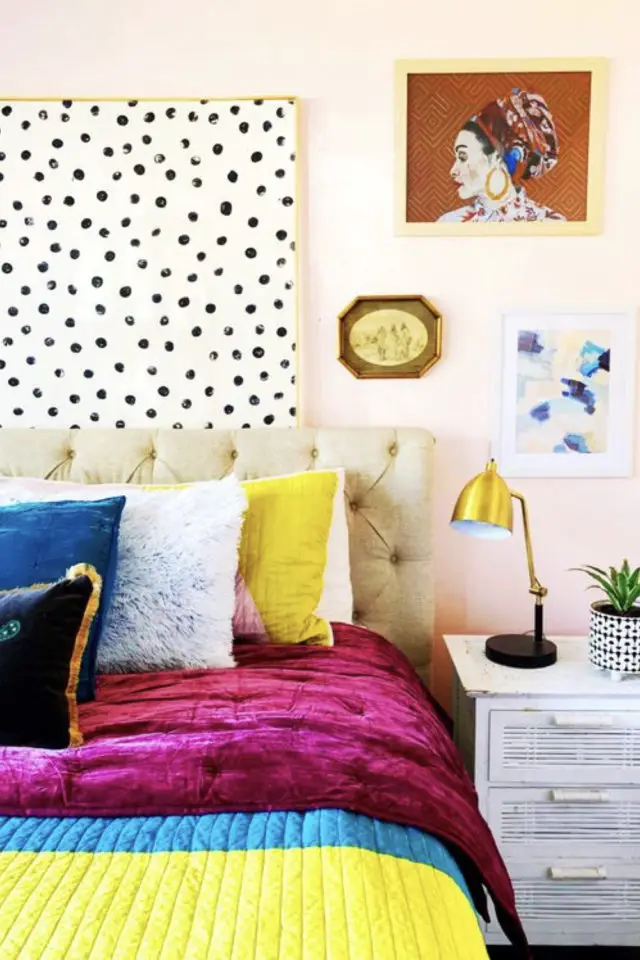 mix and match chambre a coucher couleur rose pastel peinture tête de lit noir et blanc pois fuchsia jaune bleu