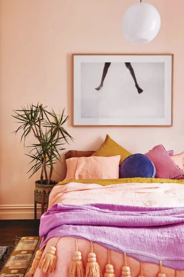 mix and match chambre a coucher couleur peinture uni rose saumon linge de lit orange violet mauve
