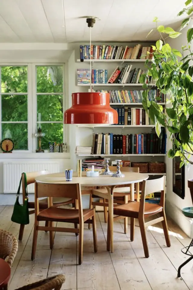 salle a manger vintage table bois table ronde en bois bibliothèqye suspension rouge rétro
