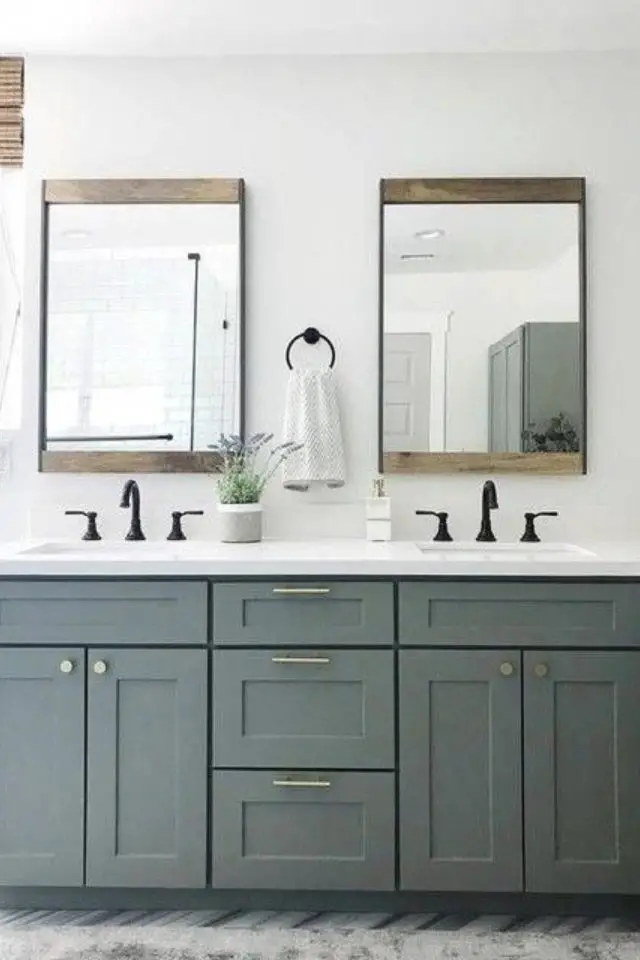 salle de bain moderne double miroir élégant encadrement sobre