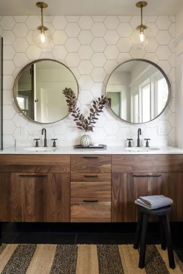 salle de bain moderne double miroir féminin et chaleureux grand format encadrement rond