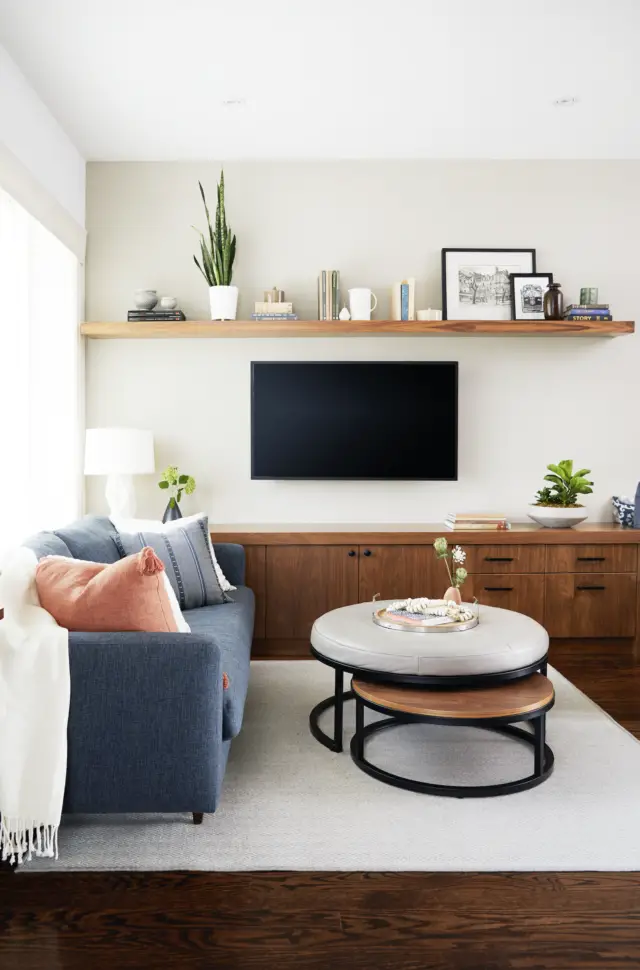 slow deco salon familial minimaliste exemple meuble en bois télévision canapé droit