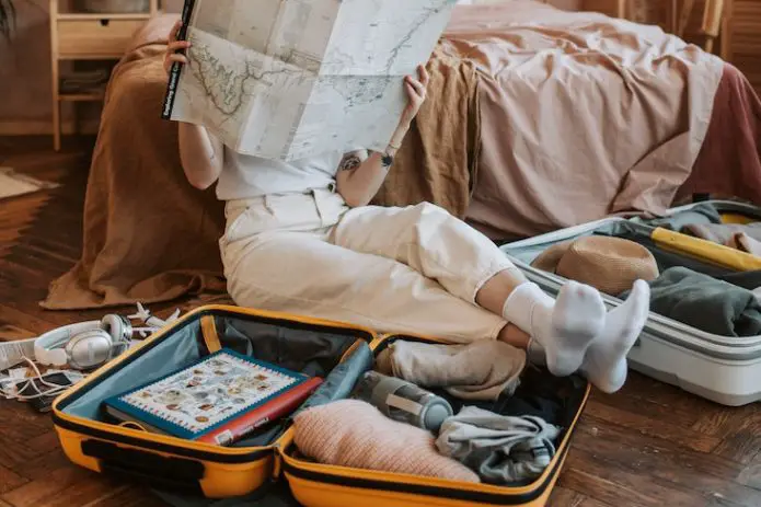 vacances valise minimaliste comment faire quoi emporter comment préparer plier gain de place conseils nomade voyage
