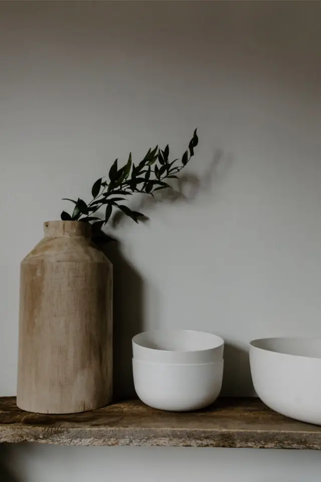 decoration moderne slow living exemple détails slow vase en grès et bol en porcelaine blanche