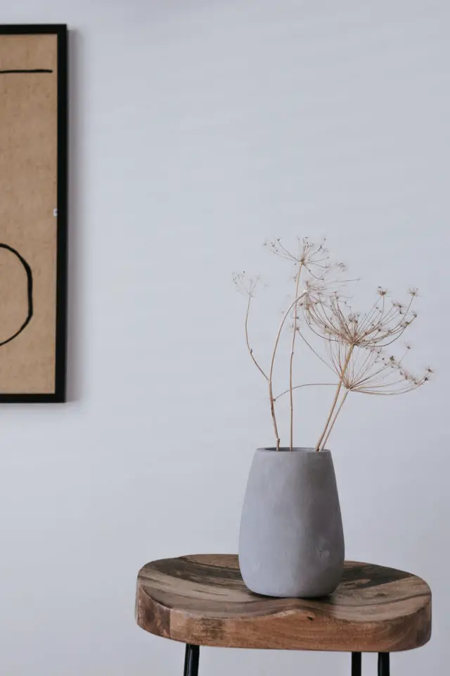 decoration moderne slow living exemple tabouret vase en béton simplicité