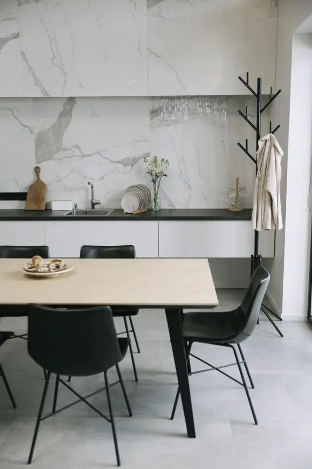 decoration moderne slow living exemple cuisine moderne blanche et crédence en marbre espace repas séjour chaise noire