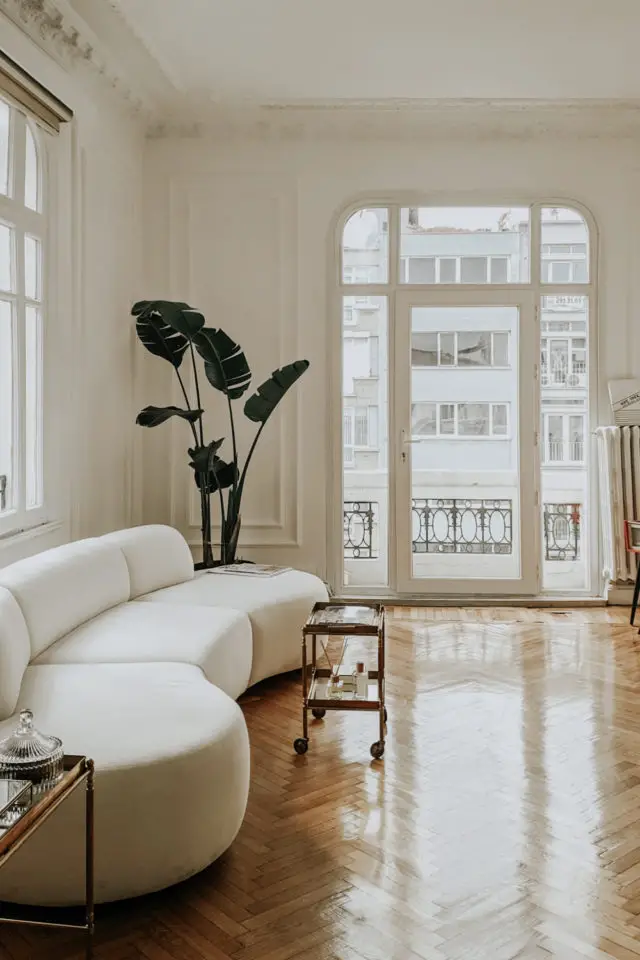 interieur slow design petit budget canapé arrondi blanc beige appartement haussmanien élégant épuré 