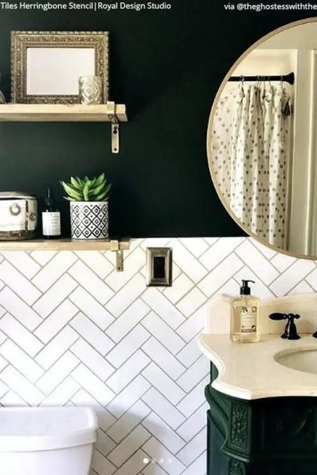 diy renovation salle de bain carrelage et peinture miroir rond étagères bois décor moderne