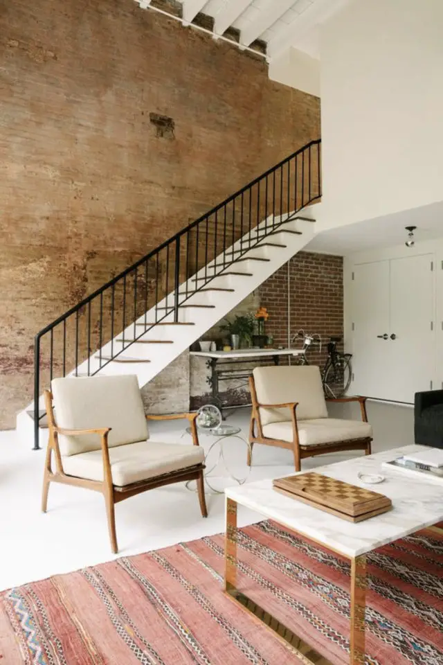 escaliers ouvert salon sejour exemple mur revêtement bois marche blanche rampe en métal