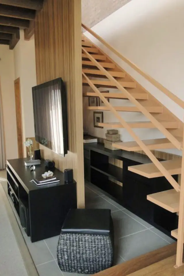 escaliers ouvert salon sejour exemple claustras bois pour télévision