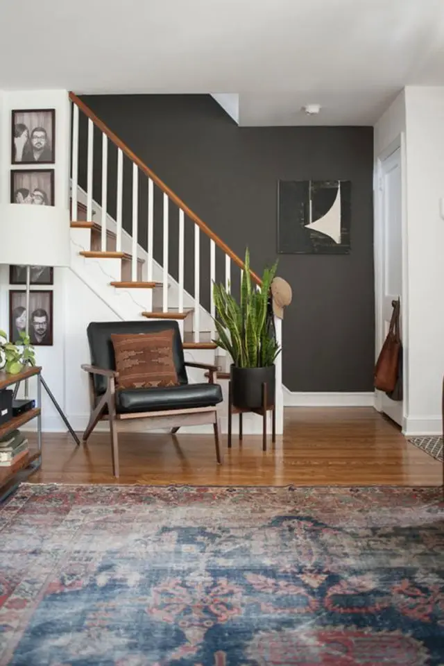 exemple amenagement escaliers ouverts salon style mid century modern mur peinture gris anthracite et marche bois