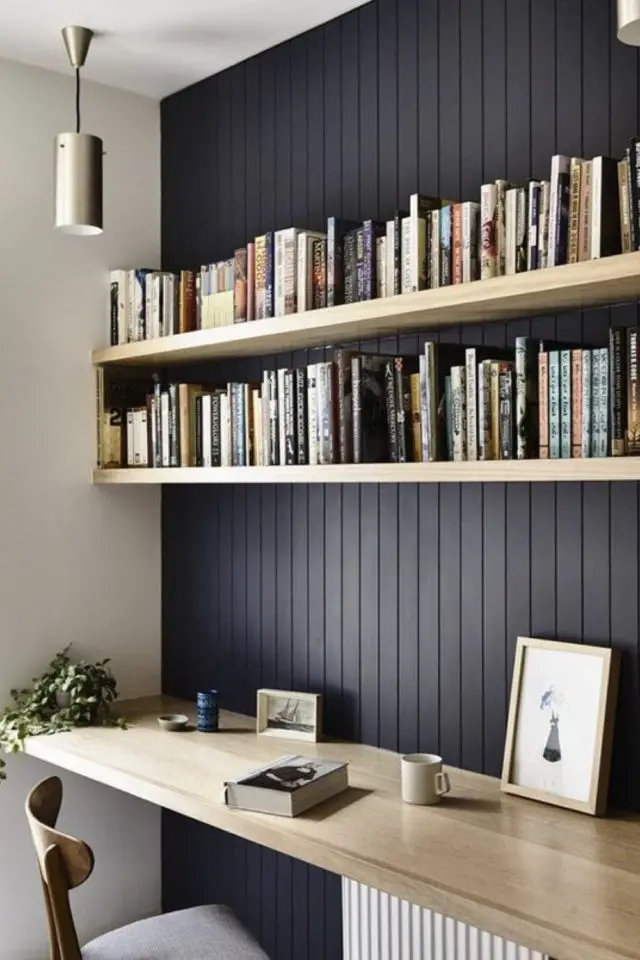 exemple decoration bureau moderne decor mural lambris foncé meuble bois clair bibliothèque contraste