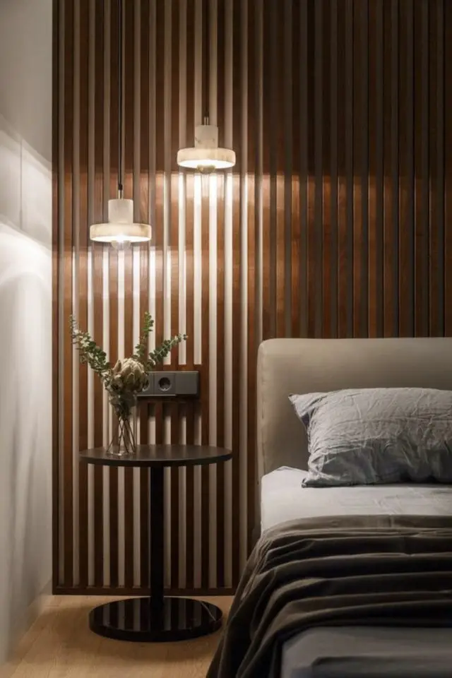 exemple mur tasseaux bois moderne espacement latte de bois vernis chaleureux chambre à coucher