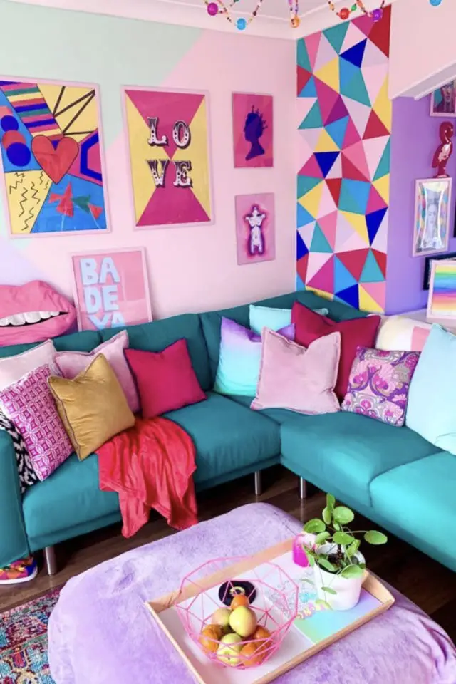 petit logement beaucoup couleur exemple salon canapé bleu canard mur rose géométrie affiche coussin multicolore